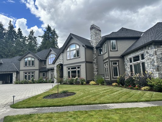 Tualatin Property - This is one of our 5+ acre properties that is on our recurring weekly maintenance schedule. Our priority is keeping this property looking its best year round. Tackling any new weeds, making sure the bushes are always in shape, lighting is all in check, and the list goes on...