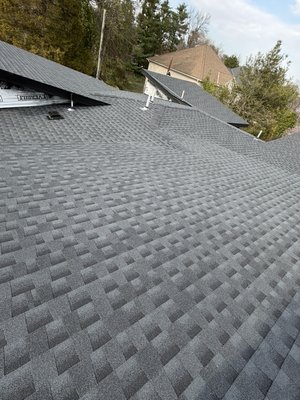 Bethesda New construction - This project was installed in the Bethesda area, in a new building.
Shingle color is (charcoal)