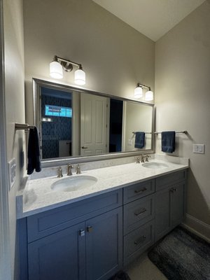 Quartz Owners Bath 2025 - This owners bath project in Jacksonville, Florida features 3cm Viatera Quartz in the color "Cirrus".