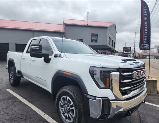 Premium Window Tint Service for Superior Comfort and Privacy - For superior comfort and privacy, We provides a premium window tint service.