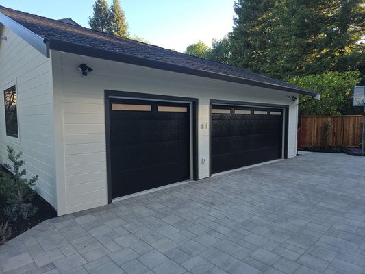 New Flush Steel Alumadoor Installation - As a finishing touch to a complete home remodel, these beautiful steel Alumadoor doors were installed along with two new LiftMaster 6690L openers. The style is textured/flush steel with narrow annealed white laminate glass windows. New Flush Steel Alumadoor Installation - As a finishing touch to a complete home remodel, these beautiful steel Alumadoor doors were installed along with two new LiftMaster 6690L openers. The style is textured/flush steel with narrow annealed white laminate glass windows.