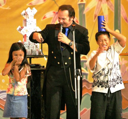 Show Shots! (performance photos) - The Opening 11 minutes is ALL Visual Magic, Here is lots of comedy and audience participation where olunteers receive prizes.
The show closes with the often-requested "Big Balloon Toss-out" (a 3-minute game that turns your entire audience into a PARTY! 2 versions of the shows for family or corporate events. Show Shots! (performance photos) - The Opening 11 minutes is ALL Visual Magic, Here is lots of comedy and audience participation where olunteers receive prizes.
The show closes with the often-requested "Big Balloon Toss-out" (a 3-minute game that turns your entire audience into a PARTY! 2 versions of the shows for family or corporate events.