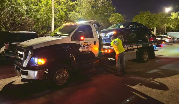 Servicio De Grua West Palm Beach - Servicio De grua en West Palm Beach, hacemos todo tipo de servicios de grua y remolque de carro. Si te chocaron y necesitas un grua para recoger tu caro, te podemos ayudar. Si tu auto no encinde, tenemos gruas cerca de ti en West Palm Beach y areas cercanas. 
Llamanos Ya! (561) 713-3823