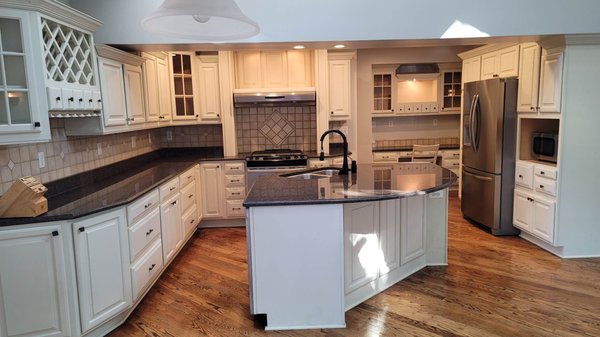 Move-out deep clean - This home is absolutely gorgeous. Grosse Pointe Farms is known for its luxury homes, and it was a pleasure doing this project! The photos speak for themselves. If you are looking for a cleaning above your Highest Expectations do not hesitate to in touch with us today!