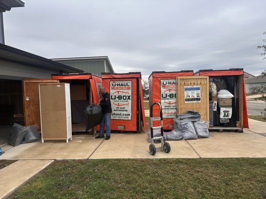Loading pods - Customer was ready to move and happy everything fit in the
U-boxes Loading pods - Customer was ready to move and happy everything fit in the
U-boxes