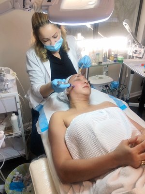 Plasma Rico en Plaquetas - ¿EFECTOS SECUNDARIOS ? 🤔

El plasma rico en plaquetas es considerado uno de los procedimientos más efectivos para reducir los signos de envejecimiento. También, es perfecto para acelerar las condiciones de recuperación de la piel después de alguna quemadura. En la actualidad este tratamiento es uno de los más populares a nivel MUNDIAL, por eso tanto gente jóvenes  como mayores  optan por este procedimiento. Como este procedimiento se hace con una sustancia que se obtiene del mismo cuerpo del paciente, ¿Realmente  el PRP tiene efectos secundarios? 🤔 
Antes de responder la pregunta, vamos mencionar qué es el PRP
Plasma rico en plaquetas
Las plaquetas liberan factores de crecimiento que logran estimular la regeneración celular y producir un nuevo tejido. Estas plaquetas se adquieren de la sangre del paciente y trabajan para hacer el efecto reparador que se utiliza para rejuvenecer la piel.
Sin embargo, este procedimiento no solo se ocupa para rejuvenecer la piel, sino también para mejorar las condiciones de la piel que se encuentran en el proceso de cicatrización por acné, estrías y quemaduras. Por ser un tratamiento natural, el paciente no presentará intolerancia, rechazo o alergias.