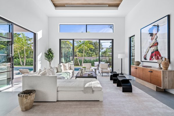 Murray Transitional - Rich neutral tones with dark accents, luxurious textures, and modern organic moments bring out the light-filled flow of this beautiful new construction.

Photos: Pelican Pix