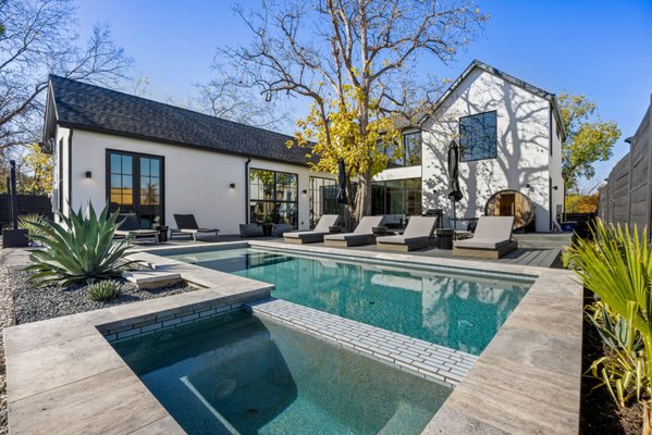 SoCo Social Club - Your private Austin retreat awaits. Stay in style in our new-build luxury resort just minutes from South Congress & downtown. With 6 bedrooms, 3.5 baths and room for up to 14 guests, it's perfect for family gatherings, corporate retreats, bachelorette trips or group getaways. 

Soaring ceilings, large windows, and designer finishes fill the space with natural light. Enjoy a private pool, hot tub, sauna, cold plunge, firepit, and spacious yard for games. Ideal for relaxing & celebrating in style.