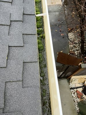 Gutters cleaning - Clean dirty gutters Gutters cleaning - Clean dirty gutters
