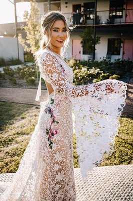 Boho, chic and elegant - We specialize in delivering European wedding gowns for Texas brides. Boho, chic and elegant - We specialize in delivering European wedding gowns for Texas brides.