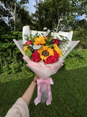 Ramo de rosas, girasoles y relleno de eucalipto aromatizado. - Este ramo lo hice una noche antes de ser entregado, la chica quería sorprender a su cuñada por su cumpleaños y no sabía cómo hacerle llegar un detalle, me contactó a mí e hice lo posible para ayudarla a llevar a cabo su plan. Ramo de rosas, girasoles y relleno de eucalipto aromatizado. - Este ramo lo hice una noche antes de ser entregado, la chica quería sorprender a su cuñada por su cumpleaños y no sabía cómo hacerle llegar un detalle, me contactó a mí e hice lo posible para ayudarla a llevar a cabo su plan.