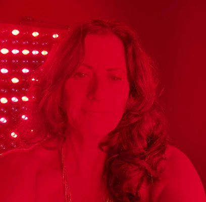 Red Light Therapy - Boost in circulation and temporary reduction in inflammation.
Improved skin tone and texture in some cases.
Enhanced cellular energy (via ATP production) for immediate rejuvenation effects.