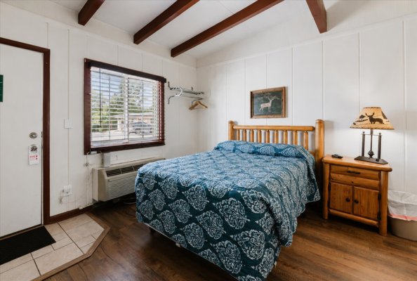 Non Front lake room - A cozy, beautifully remodeled non-lakefront room designed for a comfortable and relaxing stay. Non Front lake room - A cozy, beautifully remodeled non-lakefront room designed for a comfortable and relaxing stay.