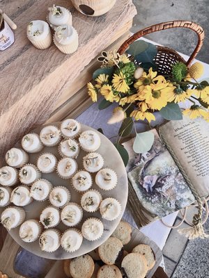 Special Events - Here, at crème cake, we love a special event. Whether for an intimate gathering or a big ceremony with your loved ones, your cake and desserts can make all the difference.