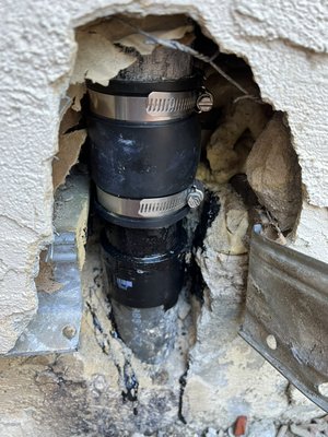 Rat ate the pipe inside the wall. - There was a rat that ate the pipe inside the wall. Rat ate the pipe inside the wall. - There was a rat that ate the pipe inside the wall.