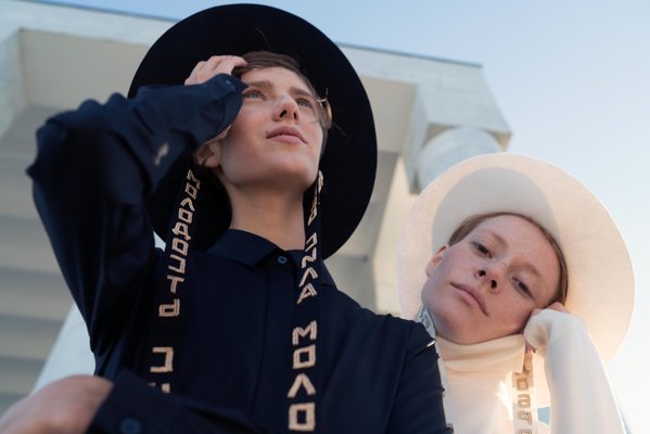 Lookbook for MDWS Hats - A visual showcase of MDWS hats, presented at the Paris Fashion Exhibition in the Louvre. Featuring the elegant styles of models Alyosha Kovalyova and Kira Pievskaya.

Shot and directed by #isakinphoto.