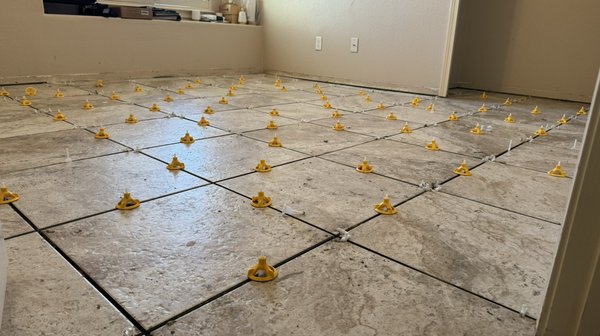 Carpet removal and tile installation - En este proyecto removimos la carpeta de 4 habitaciones e instalamos cerámica al gusto del cliente en las mismas Carpet removal and tile installation - En este proyecto removimos la carpeta de 4 habitaciones e instalamos cerámica al gusto del cliente en las mismas