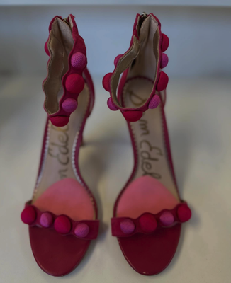 Women's Shoes - We strive to create a fun and unique shopping experience for our customers by only selling only the most pristine and beautiful clothing,  jewelry and shoes -at unbeatable prices .  You can rest assured that when you are shopping with us, you are supporting an organization that truly cares about the community .