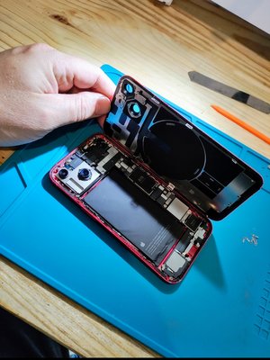 iPhone Back Glass Repair - If your back glass is cracked on your phone bring it in to be reoaired iPhone Back Glass Repair - If your back glass is cracked on your phone bring it in to be reoaired