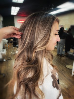 Now Open Sundays and Mondays - Come see Holly on Sundays and Mondays for a blonding service and get a free treatment with your service! 

*Must be booked with Holly*
*Sundays and Mondays only*
*Balayages, Highlights, Full Blonde Transformations*