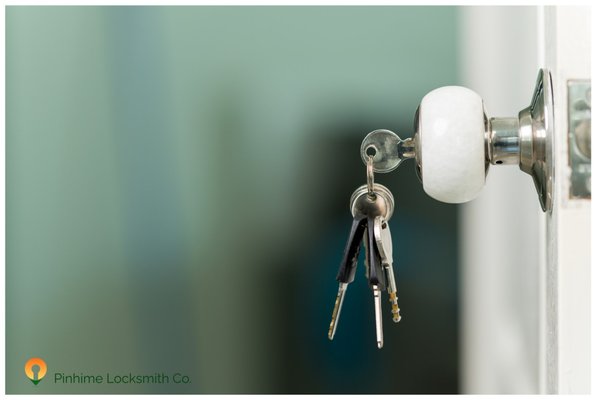 Door Knob, Installing new lock. - Replacing a Door knob. Door Knob, Installing new lock. - Replacing a Door knob.
