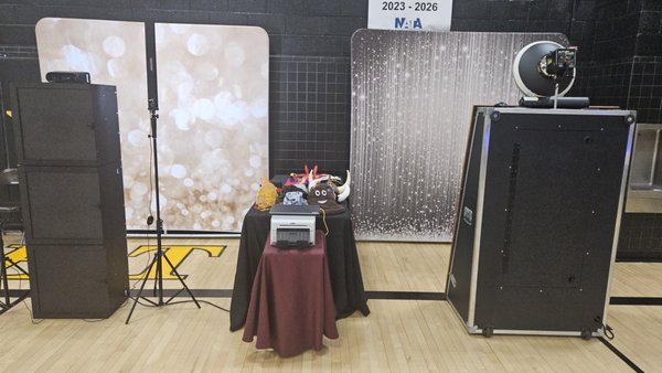 Middle School Graduation - Middle School booked 2 booths to help managed the many kids that attended. I provided them both a modular booth and our premier Mirror Booth