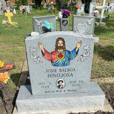 Dispay of Uright Memorials - Granite Upright Memorials come in a variety of colors, shapes and sizes to honor your loved ones.