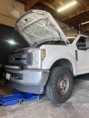 Ford F250 problem with AC and cooling system. - The Ford dealer diagnosed the need to replace the ac compressor. When the car arrived to me, I found that it had dirty radiators. I offered the customer a radiator flush and ac compressor replacement. And in the end, I recharged the air conditioner. To clean the radiators, all the radiators had to be dismantled.