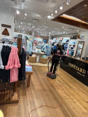 Vineyard Vines – Retail Cleaning Service (Albany, NY) - Vineyard Vines in Albany NY is now officially open and we helped prepare the store with a detailed cleaning service. With all products displayed and the shop ready to welcome visitors, we handled a full cleaning: floors, counters, shelves, displays, and the exterior façade. Every corner was cleaned with care to ensure a pleasant and welcoming atmosphere. Vineyard Vines – Retail Cleaning Service (Albany, NY) - Vineyard Vines in Albany NY is now officially open and we helped prepare the store with a detailed cleaning service. With all products displayed and the shop ready to welcome visitors, we handled a full cleaning: floors, counters, shelves, displays, and the exterior façade. Every corner was cleaned with care to ensure a pleasant and welcoming atmosphere.