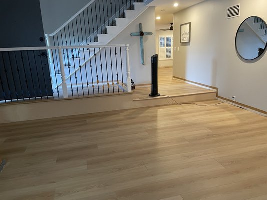 Laminate Flooring Installation - Laminate flooring is an amazing option that offers the look and feel of stylish hardwood, tile and stone at an affordable price. This type of flooring comes in a variety of styles and colors to choose from that will go with any room design. ASAP Flooring Services offers a gorgeous selection of laminate flooring options that work perfectly in bathrooms, kitchens, laundry rooms, and commercial spaces. Laminate flooring is extremely durable and can resist heavy foot traffic. This is a perfect flooring solution for homes with children or pets.