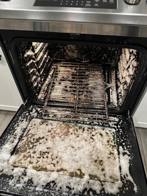 Oven Deep Cleaning Transformation Mobile, AL - Our team provided a full professional oven deep cleaning service for a residential client in Mobile, Alabama. The oven had heavy grease buildup, baked on residue, and grime from daily use. Using eco friendly, non toxic products and professional grade techniques, we carefully removed all grease, restored the interior shine, and eliminated odors leaving the oven looking and smelling brand new.
This project shows our commitment to detail, safety, and customer satisfaction, delivering spotless results every time. Whether it’s a kitchen appliance, full home, or commercial space, Zoiris Cleaning Service guarantees a deep, lasting clean you can trust. Oven Deep Cleaning Transformation Mobile, AL - Our team provided a full professional oven deep cleaning service for a residential client in Mobile, Alabama. The oven had heavy grease buildup, baked on residue, and grime from daily use. Using eco friendly, non toxic products and professional grade techniques, we carefully removed all grease, restored the interior shine, and eliminated odors leaving the oven looking and smelling brand new.
This project shows our commitment to detail, safety, and customer satisfaction, delivering spotless results every time. Whether it’s a kitchen appliance, full home, or commercial space, Zoiris Cleaning Service guarantees a deep, lasting clean you can trust.