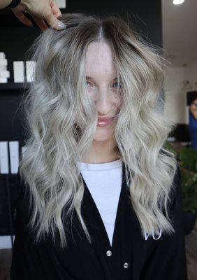 Blonde - Rooted blonde