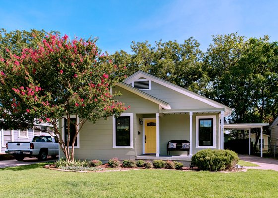 Andersen 100 windows in FWTX - This home in the Bluebonnet Hills neighborhood of Fort Worth underwent full window replacement with Andersen 100 Fibrex units. The Andersen 100 Series, lauded the "smart alternative to vinyl", is one of their most popular lines. Fibrex is Andersen's proprietary composite material that's energy-efficient and environmentally responsible. These windows also come in durable colors that are darker and richer than most vinyl windows.