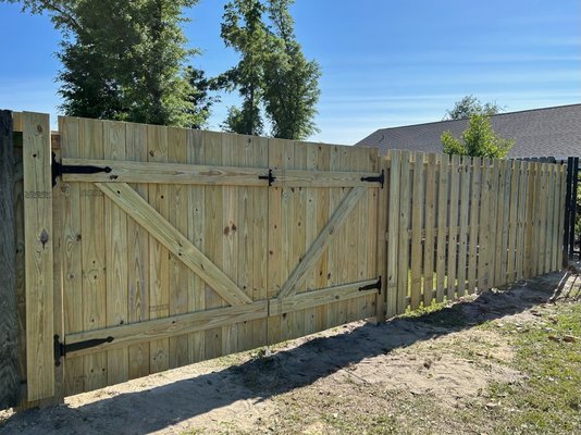 Park St - Fence & Gate - We installed a new double gate and shadow box picket fence. This project included the demolition and disposal of the old broken fence and gate. We set brand new posts that will be strong for years to come. Then finished the remaining shadowbox picket fence and two large gates.
