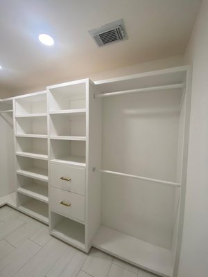 Custom closet - This closet was made in an empty area inside the bathroom, optimizing all the space.