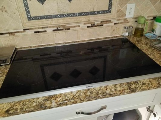 Cooktop Bosch didn't work at all - The customer's complain was cooktop is smelling burn smell. During diagnostic we found the issue with power board the one of relay was melted. The power board has been replaced.