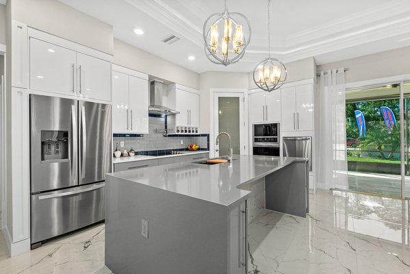 Glass & Matte Cabinets - Gloss & Matte Cabinetry
Contemporary , Durable Finishes for Residential and Commercial Applications

More than 40 Colors available