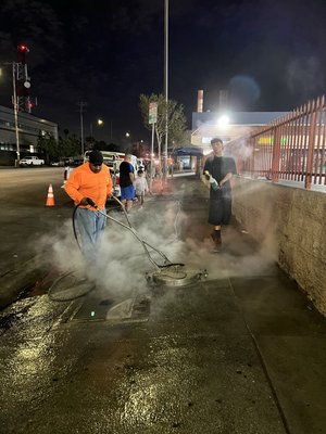 Pressure washing - We pressure wash houses, building, floors, sidewalks calls us to take care of ur pressure washing project