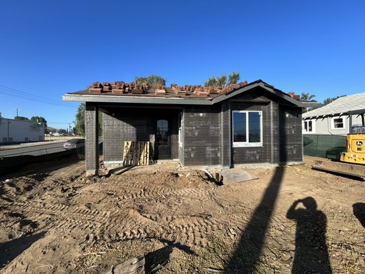Single family home of 1450 sqf in norco CA - This is a single family home that was built with 3 bedrooms and 3 bathrooms, 2 car garage and single living room
