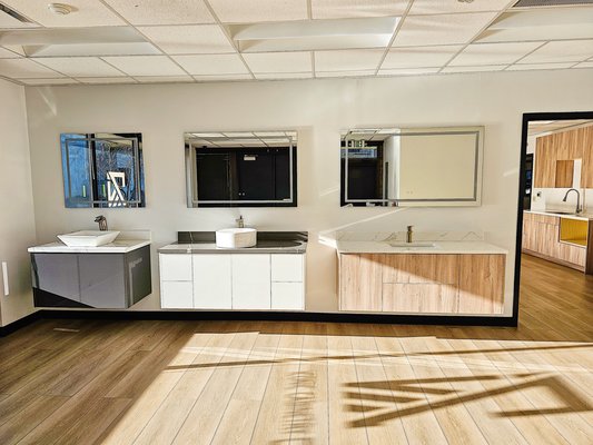 Showroom Display's - Our showroom features a wide range of displays showcasing our products and the full spectrum of colors we offer. We've ensured that these displays will help you get a better visual of how our cabinets will look in your home. Visit us today to explore our stunning showroom!