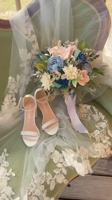 H & H - Hand-tied bouquet H & H - Hand-tied bouquet