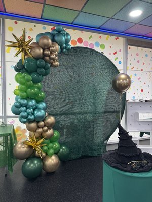 “Emerald City Garland” - Balloon Installation at Ball n Bounce West LA. 30min installation, backdrop provided by establishment. “Emerald City Garland” - Balloon Installation at Ball n Bounce West LA. 30min installation, backdrop provided by establishment.