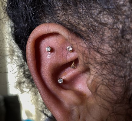 Experienced piercer - Started an ear curations with a returning client who has more ideas for the future. I enjoy helping with their ideas. For the belly,  she wanted something cute but simple and loved this option. I do my best to have pretty pieces for my girls.