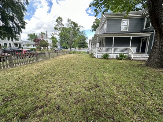 Beautiful house in Richmond 🙌 - This house got mowed and edged up. Took me 2 1/2 - 3 hours to complete. Beautiful house in Richmond 🙌 - This house got mowed and edged up. Took me 2 1/2 - 3 hours to complete.