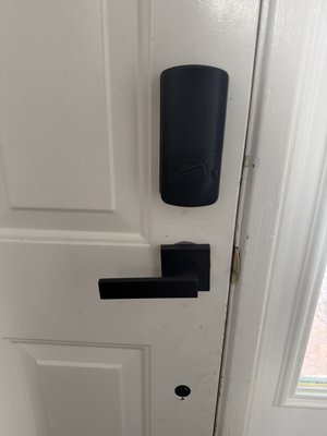 Lock and door handle replacement – standard and smart digital systems. - Lock and door handle replacement – standard and smart digital systems.