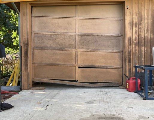 Single Garage Door Replacement - Garage Gecko replaced a single garage door that was in bad shape in Spokane, WA. The original door was beginning to fall apart and unable to open or provide security to the homeowner.
We replaced the garage door with a new white door as well as a new motor that smoothly opens and shuts the new door while providing security to the home owner. Single Garage Door Replacement - Garage Gecko replaced a single garage door that was in bad shape in Spokane, WA. The original door was beginning to fall apart and unable to open or provide security to the homeowner.
We replaced the garage door with a new white door as well as a new motor that smoothly opens and shuts the new door while providing security to the home owner.