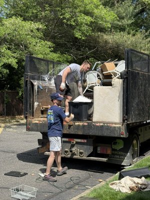 House clean out and carpet removal - Full house clean out, we remove old furniture, cabinets, and beds. Also carpet removal for install new floors House clean out and carpet removal - Full house clean out, we remove old furniture, cabinets, and beds. Also carpet removal for install new floors