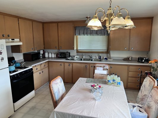 Residential Deep Cleans - At Happy Cleaners Services, our Residential Deep Cleaning services transform your home by meticulously cleaning every corner, from hard-to-reach areas to high-touch surfaces. We tailor our services to your needs, ensuring a spotless, healthy space, all at an affordable price, with your satisfaction guaranteed.