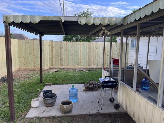 New fence install - This fence replacement, we take old fence and we remplace for a new 6 ft tall fence with pine treated pickets and 2x6 root board New fence install - This fence replacement, we take old fence and we remplace for a new 6 ft tall fence with pine treated pickets and 2x6 root board