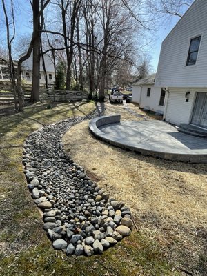 Flagstone Patio - This patio flagstone was made with a concrete base and thermo 1” flagstone, with a concrete sitting wall lined with gray stone, this solving the drainage problem that existed and today you can enjoy a wonderful patio enjoying summer days with your family in a place that calls to enjoy. Flagstone Patio - This patio flagstone was made with a concrete base and thermo 1” flagstone, with a concrete sitting wall lined with gray stone, this solving the drainage problem that existed and today you can enjoy a wonderful patio enjoying summer days with your family in a place that calls to enjoy.